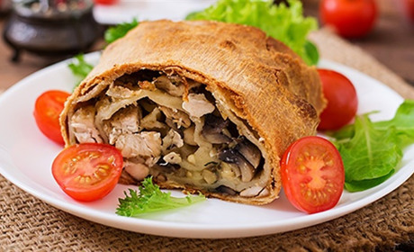 Готуємо сьогодні: рецепт штруделя із курятиною, грибами та сиром