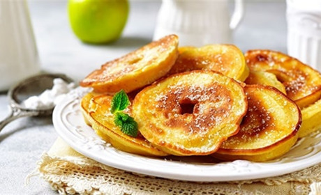 Готуємо сьогодні: апетитні яблучні колечка, обсмажені в омлеті