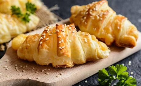 Готуємо сьогодні: рецепт рогаликів з шинкою та сиром