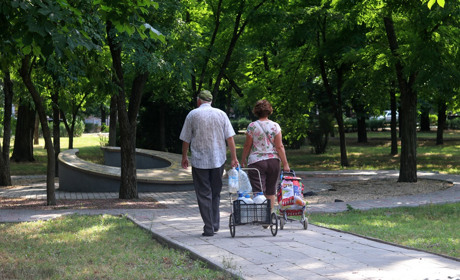Рік під обстрілами, місяць без води: життя прифронтового міста Нікополя