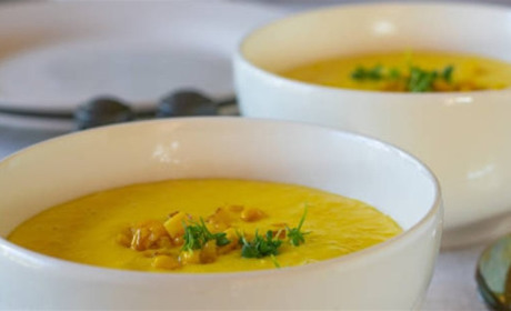 Готуємо сьогодні: крем-суп із цвітної капусти з сирними кульками та грінками