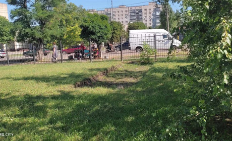 Хто у Первомайську проти меморіалу дітям, вбитим росіянами. Історія пам'ятника, забутого на складі