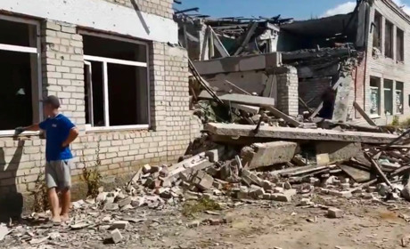 У Давидовому Броді гуртом розбирають завали зруйнованої окупантами школи, бо там збудують нову