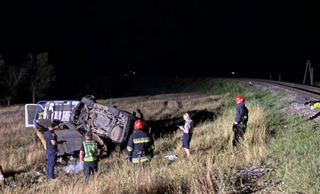 В селі Кулевча евакутор, завантажений іномаркою, потрапив під локомотив: є загиблі