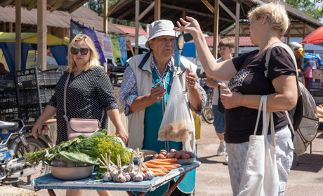 Нектарини із Іспанії на переяславському базарі продавали по 55, а черешню із Одеси по 120 гривен