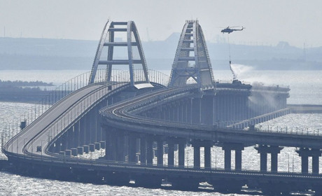 На Кримському мосту пролунали вибухи: що там відбувається