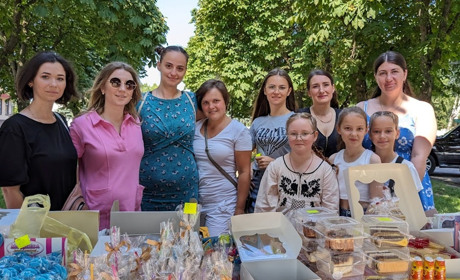 Один день на благодійному ярмарку в Сарнах: як волонтерить «Любов у тебе в серці»