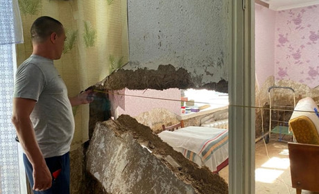 Закарпатські будівельники відновлюють зруйноване житло мешканців Херсонщини. Що вже зроблено
