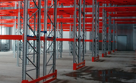 Складські стелажі: особливості та різновиди