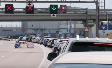 РФ зганяє студентів з ТОТ, щоб вони допомогли автомобілістам у заторі на трасі до Криму