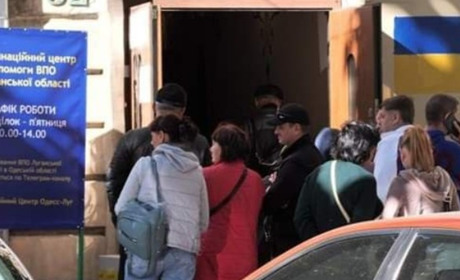 У Одесі переселенців з Луганщини забезпечують гумдопомогою. Що видають і які надають послуги
