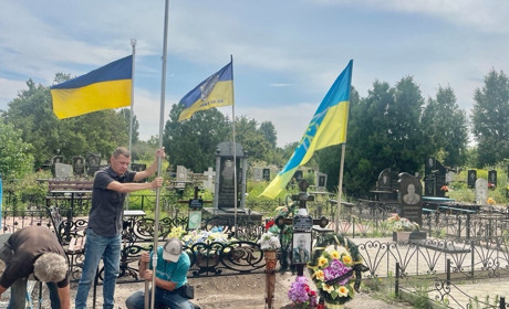 На могилах загиблих Захисників та Захисниць в Покровській громаді встановлюють металеві флагштоки