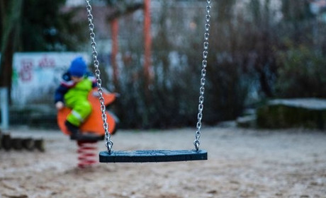 Нещасний випадок на Одещині: під час гри на гойдалці дівчинка травмувала обличчя та голову