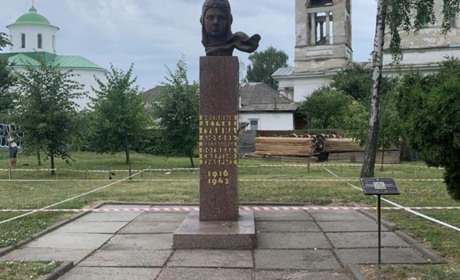 Памʼятник льотчиці Любі Губіній перенесли та вже встановили...