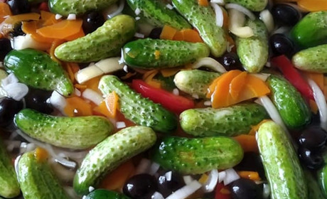 Готуємо сьогодні: рецепт смачних "Огірків по-королівськи" з маслинами, перцем та цибулею