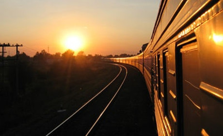 Проігнорував заборонні сигнали: на Одещині мотоблок зіткнувся з потягом, водію ампутувало стопу