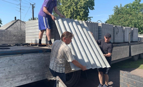 Мешканцям Торецької громади видають будівельні матеріали для ремонту пошкоджених будинків