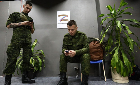 На Луганщині окупанти роздають повістки місцевим колаборантам. Їхні посади займають росіяни
