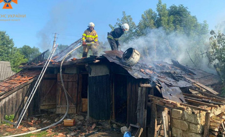 В с Мар'янівка Копайгородської громади рятувальники загасили пожежу у господарській будівлі