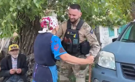 До деокупованих сіл Луганщини поліцейські доставили хліб та евакуювали пенсіонерку