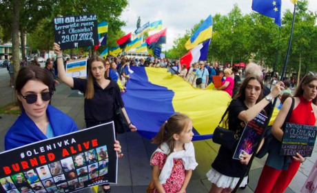 Як українці за кордоном вшановували жертв теракту в Оленівці: добірка фото