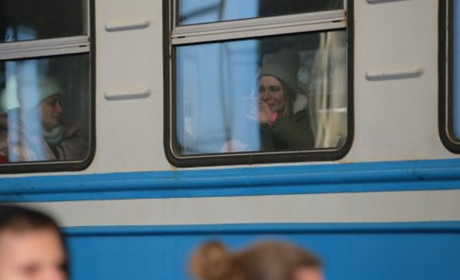 Купили авто чи поїхали з України. Кому з переселенців припинять виплати від держави