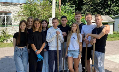 «Квіти перемоги — рідній школі»: випускники шостої школи провели волонтерську акцію