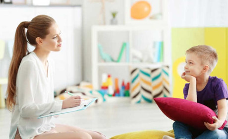 Для дітей-переселенців з Торецька в Києві працює психолог. Як записатися