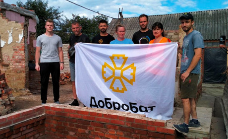 Добробат у Тростянці: триває розбір завалів житлових будинків