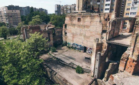 Історична будівля зі шкодою для сучасності