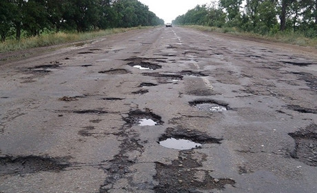 Неподалік Хотіївки постраждав водій мопеда, якого випадково виявили на розбитій дорозі