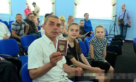 На лівобережжі Херсонщини окупанти готуються до "виборів", тиснуть, щоб люди оформлювали роспаспорти