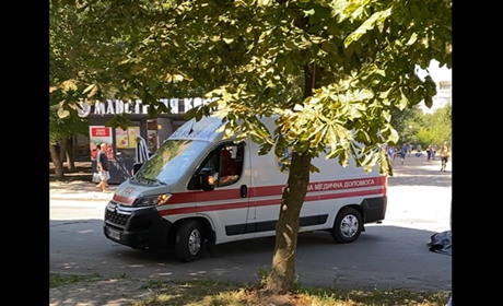 У Жовтих Водах чоловік раптово помер під час руху на проїжджій частині