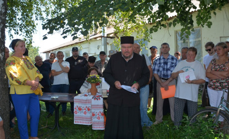 У Пристромах вдова героя зібрала релігійну громаду села голосувати за долю місцевого храму