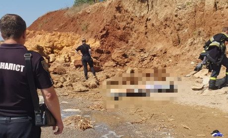 На пляжі у Фонтанці обвалився схил, засипало дитину. Триває розбір завалів і пошук ймовірних жертв