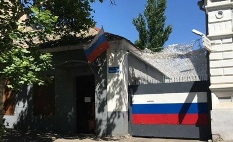На підприємствах Мелітополя окупанти ставлять військові столи для реєстрації на військовий облік рф