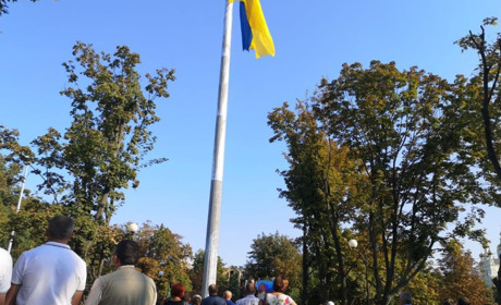 На головній площі Покровська невдовзі замайорять три прапори на нових флагштоках