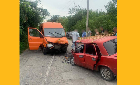 ДТП на Кагарличчині: зіткнулися бус та легковик. Є постраждалі