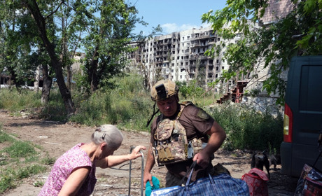 Поліційні вивезли сімох людей з Вугледара. Відео