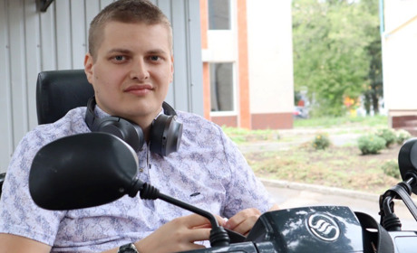«Більше проблем у тих, хто зараз воює»: як первомаєць з інвалідністю став шкіряних справ майстром