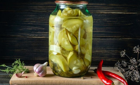 Готуємо сьогодні: пікантні мариновані кабачки на зиму