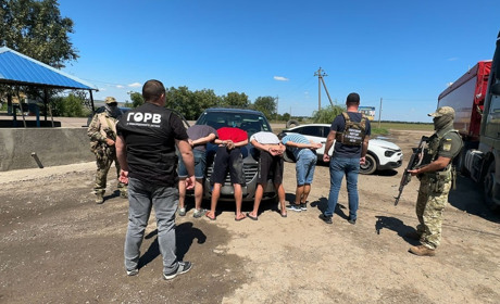 На Одещині іноземці перевозили у підлозі легковика в Молдову двох українців (ВІДЕО)