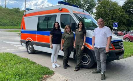 Старобільським медикам передали від Польщі "швидку": новий транспорт для рятування життів