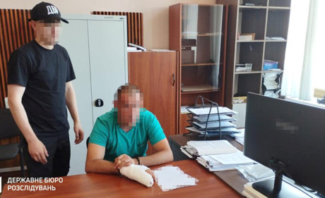 Стріляли біля голови та били: двом поліцейським із Золотоніщини повідомили про підозру