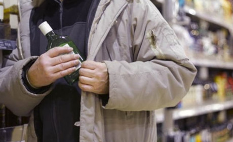Погрожував продавчині: тростянчанина підозрюють у викраденні двох пляшок алкоголю