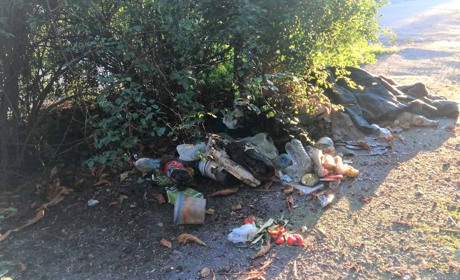 В центрі Ніжина безхатченки облаштували собі «побут»