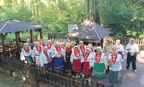 Біля цілющої кринички св. Георгія у Горбанях жінки збирали трави-обереги для воїнів ЗСУ