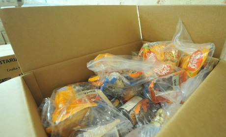 До гумхабу в Харкові надійшли засоби гігієни і продуктові набори для переселенців. Як їх отримати