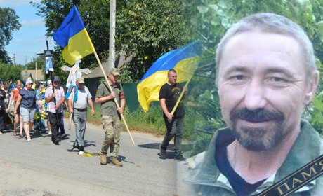 Велика Каратуль опустилася на коліна і квітами встелила останню дорогу свого Героя Сергія Бойка ФОТО