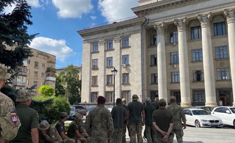 Біля житомирського суду зібралися військові, які хочуть справедливості в обранні запобіжного заходу